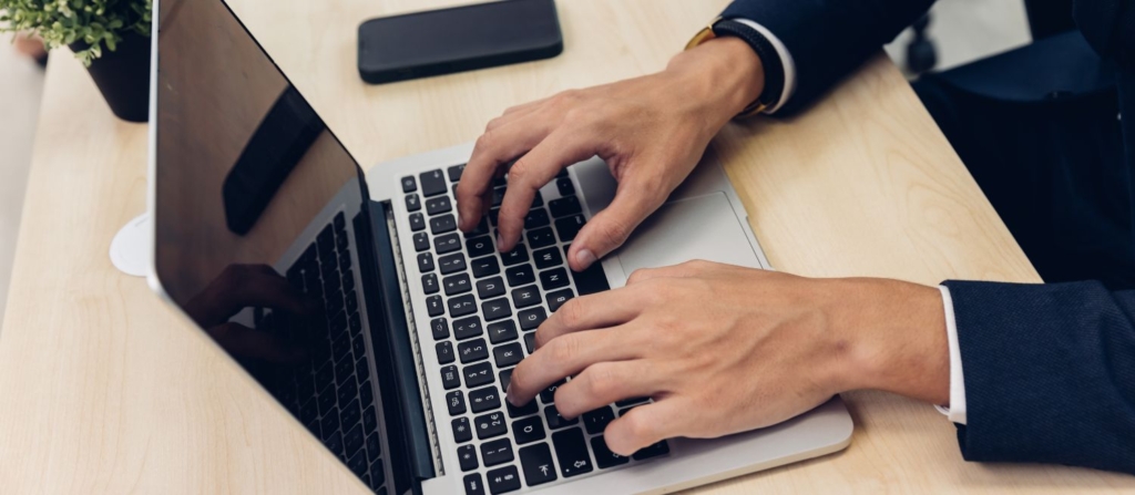 Indépendant en train d'utiliser un logiciel d'intelligence artificielle en comptabilité