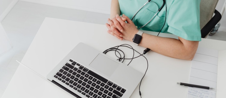 Infirmières libérales utilisant un logiciel de facturation pour infirmiers