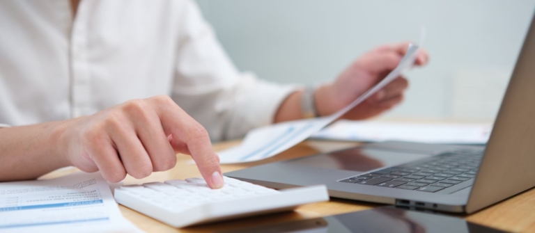 Indépendant réalisant son attention sur l'honneur de ses notes de frais.