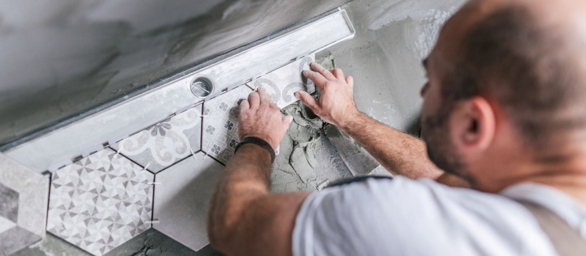 Devenir carreleur sans diplôme : missions, étapes et compétences requises