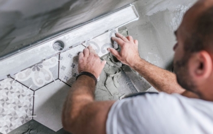 Devenir carreleur sans diplôme : missions, étapes et compétences requises