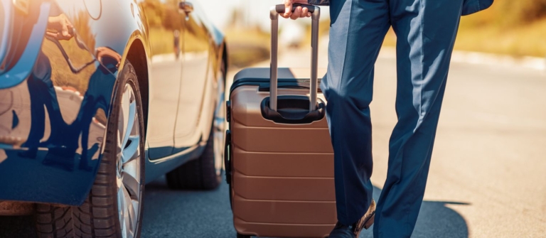 Employé réalisant un déplacement professionnel en dehors de ses heures de travail.