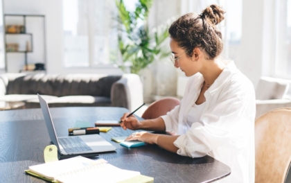 Aides pour jeune entrepreneur : tous les dispositifs pour se lancer en 2026