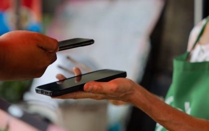 Encaissement mobile : tout savoir pour encaisser par carte depuis votre smartphone