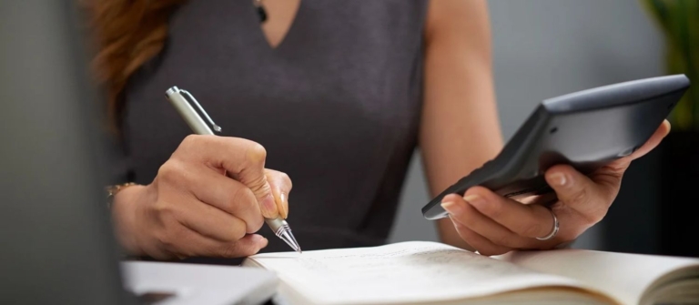 Dirigeante d'une EURL calculant son salaire