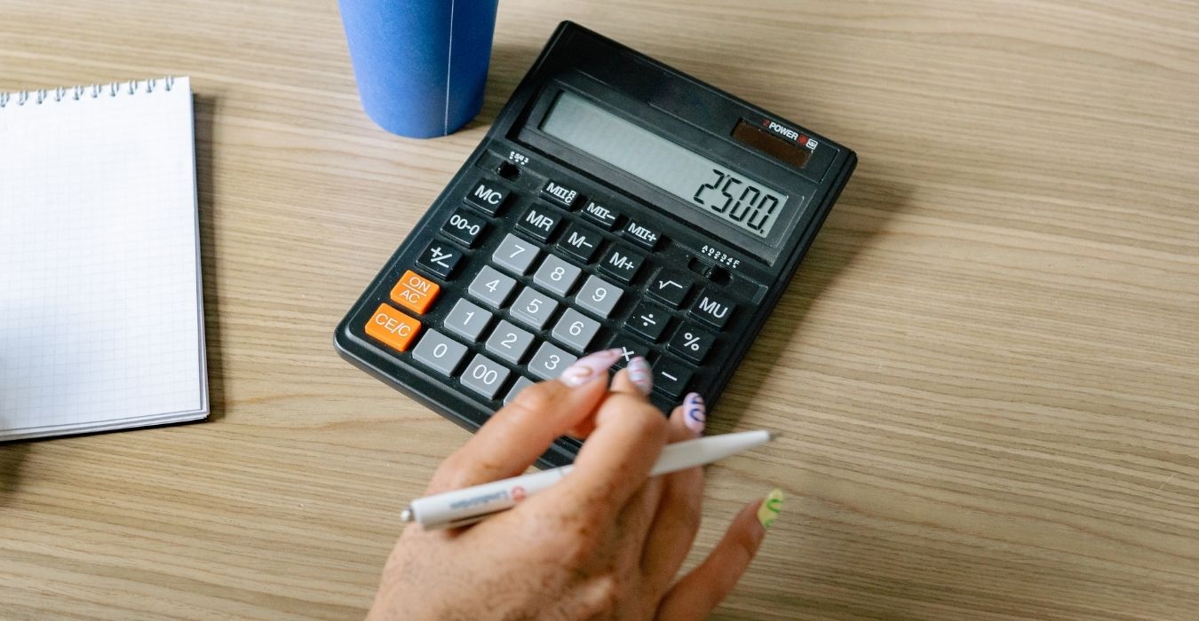 Une personne qui calcul son IFI à partir du barème
