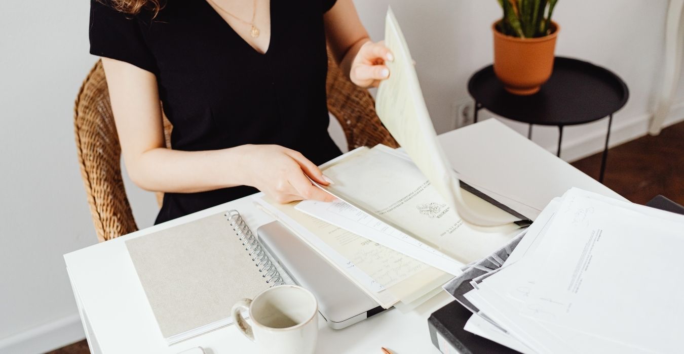 Une entrepreneuse qui cherche son attestation de vigilance obligatoire