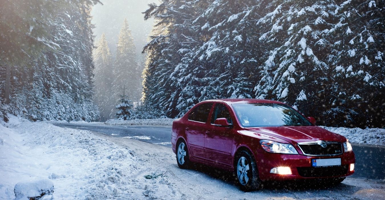 Un entrepreneur en déplacement professionnel qui applique le barème des indemnités kilométriques