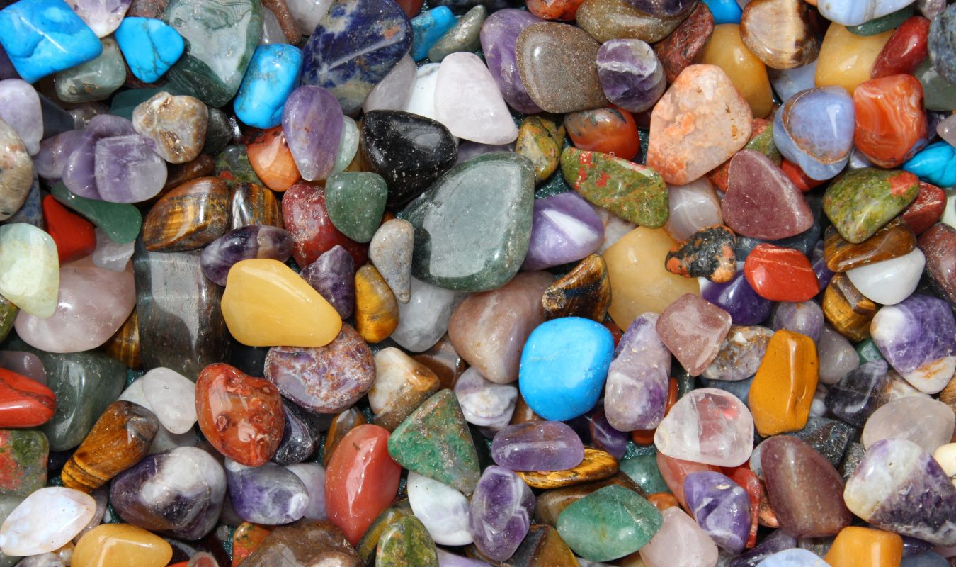 Des pierres précieuses constituant les matières premières d'un fabricant de bijoux et entrant dans la sous-classe 31 de la classe 3 du PCG