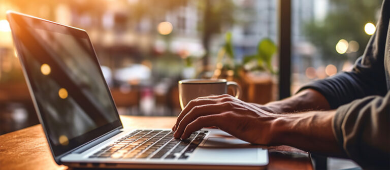 Une personne créant son entreprise individuelle en ligne