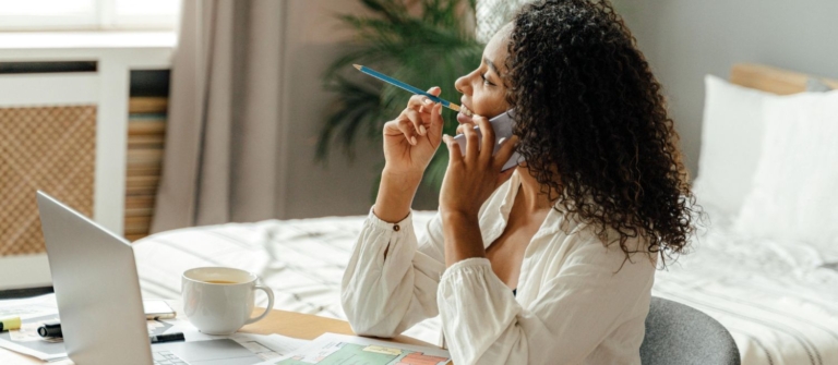 Freelance utilisant des outils pour améliorer sa productivité.