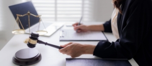 Comptable utilisant un modèle de statuts de SARL Excel gratuit.