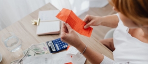 Indépendante se demandant s'il faut inscrire son uméro SIRET ou SIREN sur sa facture.