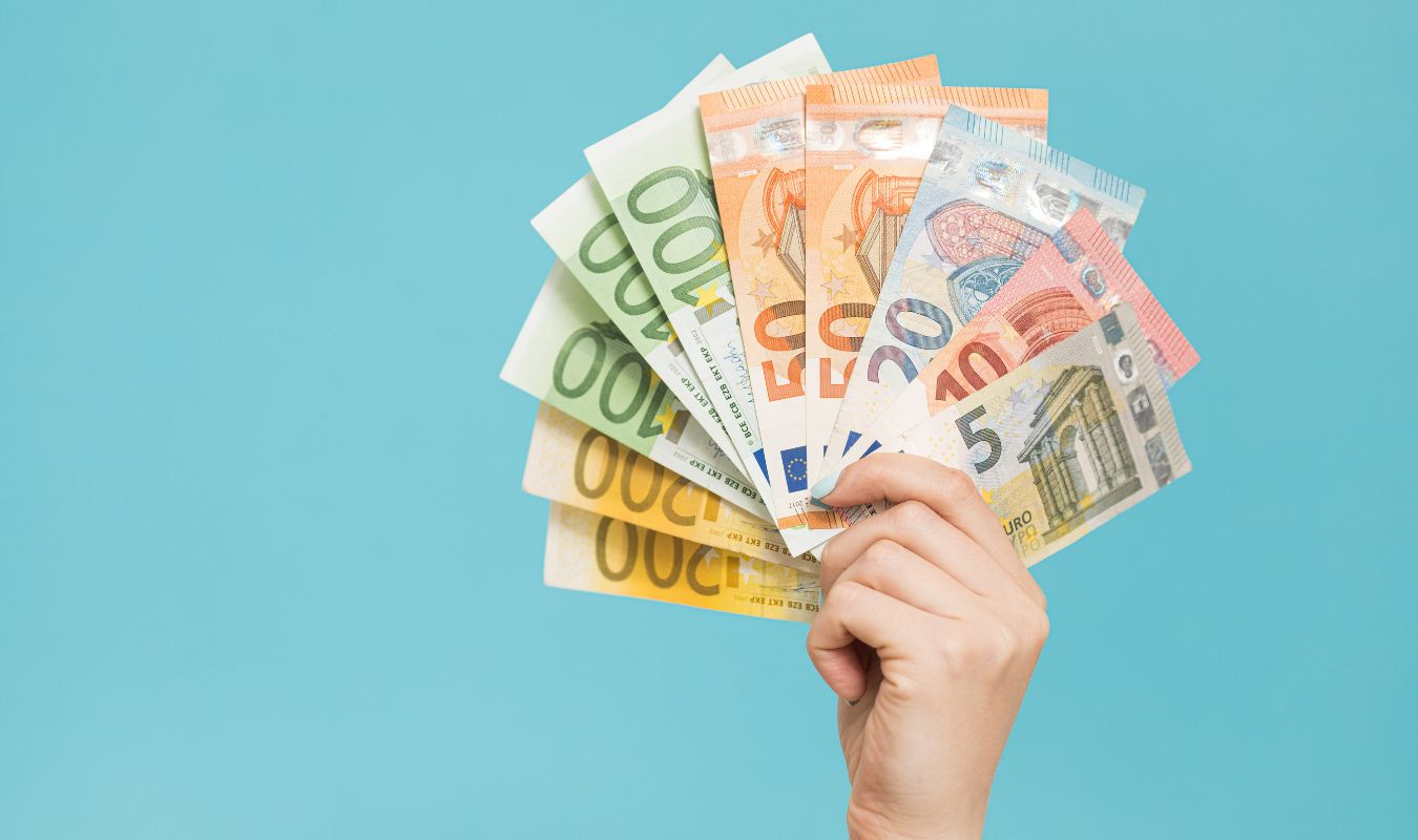 Image de billets en euros reflétant les frais pour créer une SARL