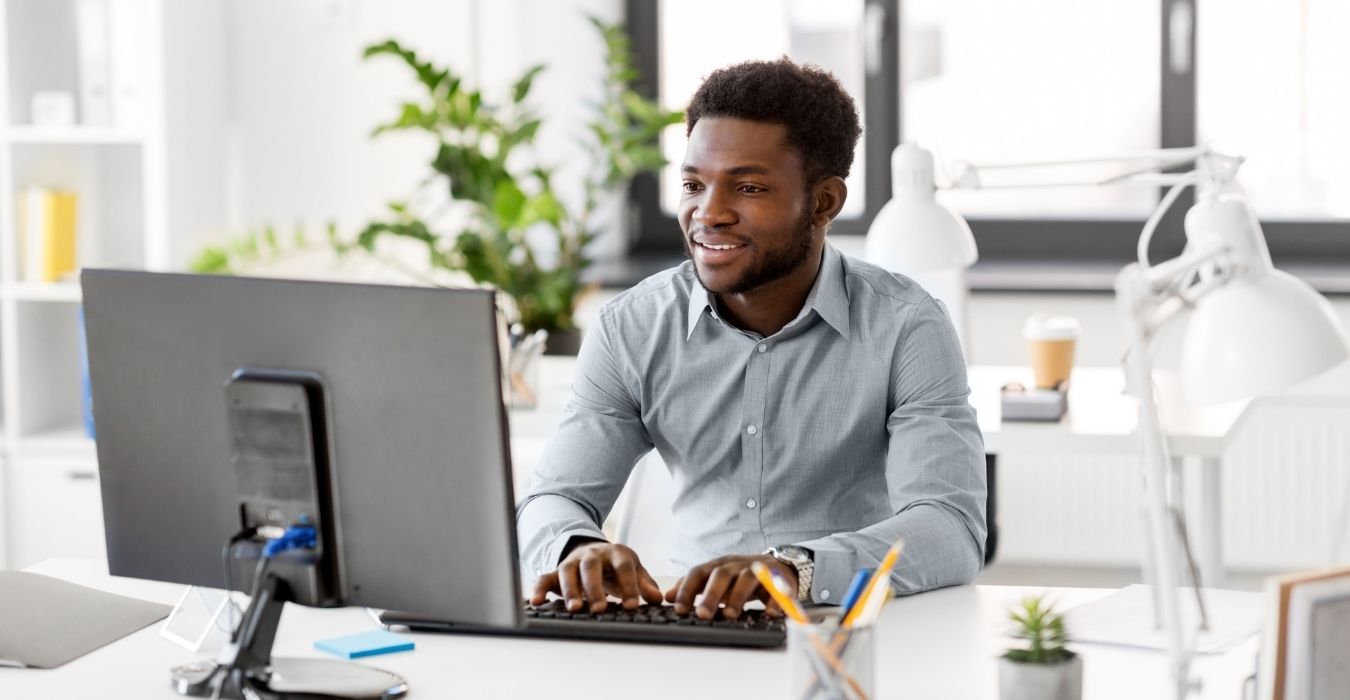 Un homme en train de compléter la déclaration 2072