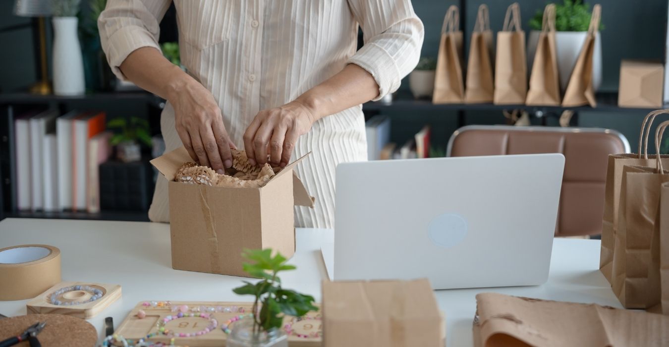 Une entrepreneuse qui déclare la TVA de son activité e-commerce sur le guichet unique