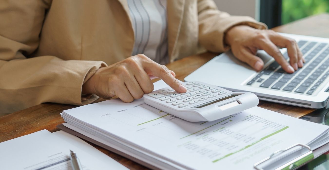 Un loueur en meublé non professionnel effectuant sa déclaration de revenus