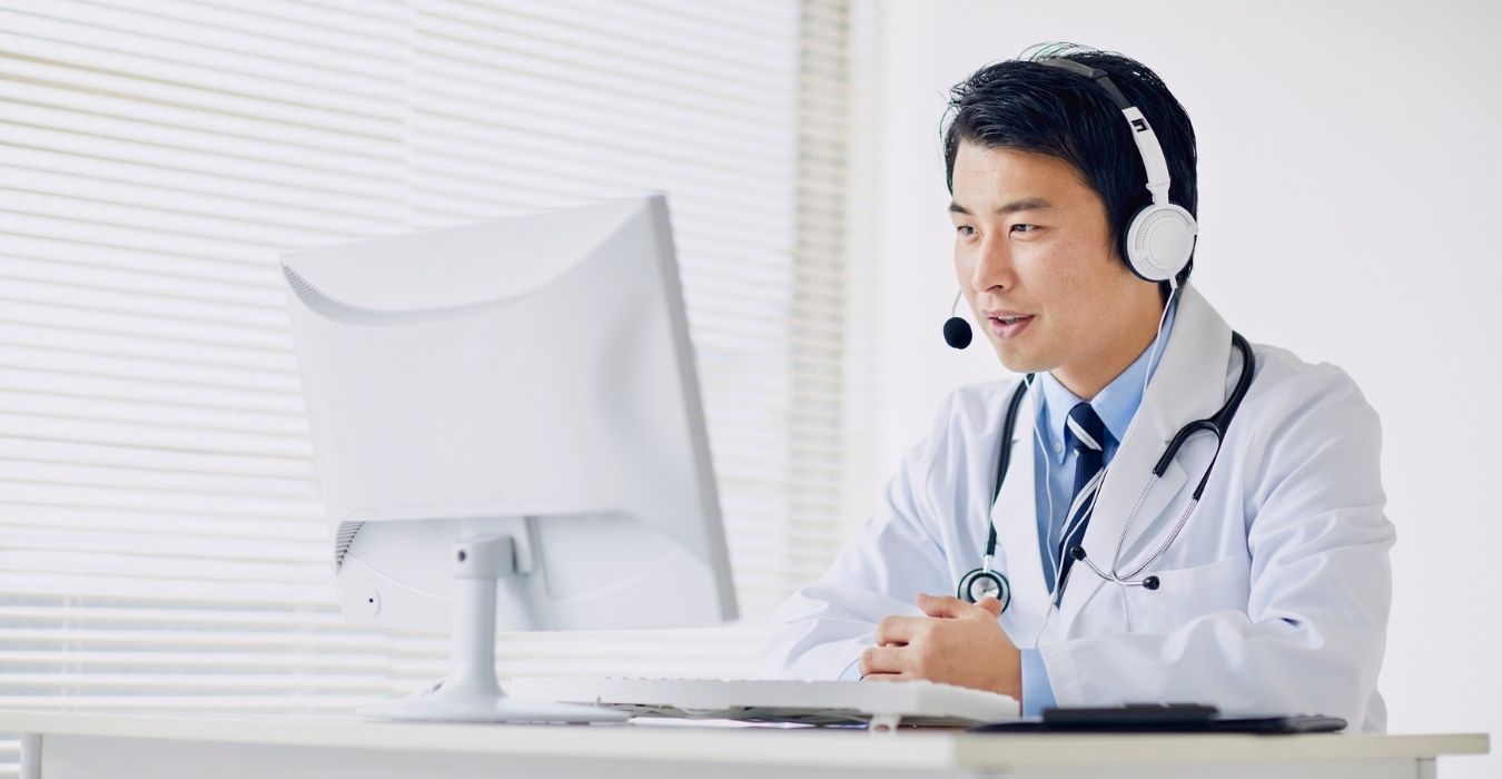 Un médecin qui utilise un logiciel de gestion de cabinet médical