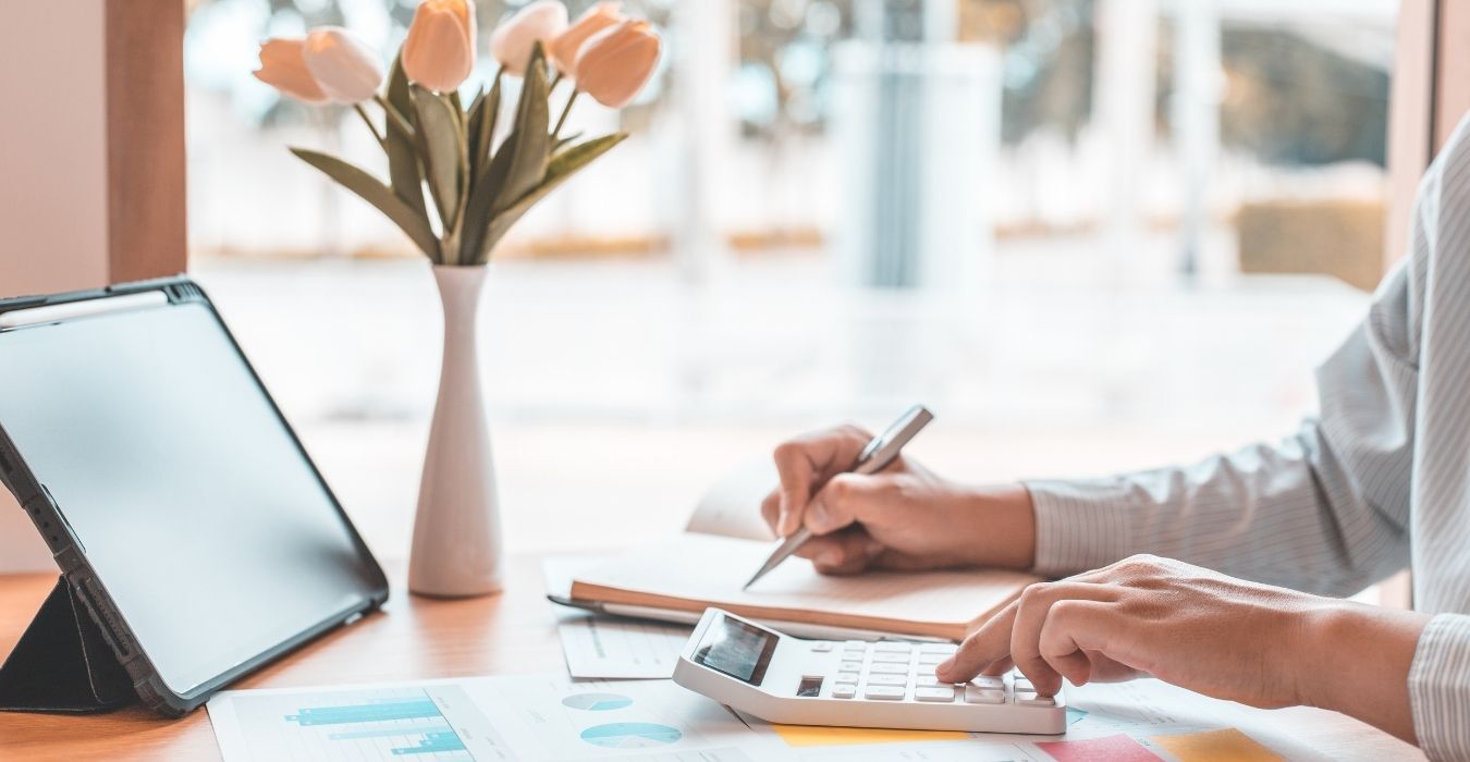 Une femme rédige le business plan e-commerce de sa future activité en ligne