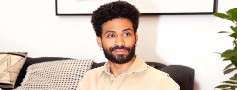 un homme recherche un compte bancaire gratuit pour sa SCI