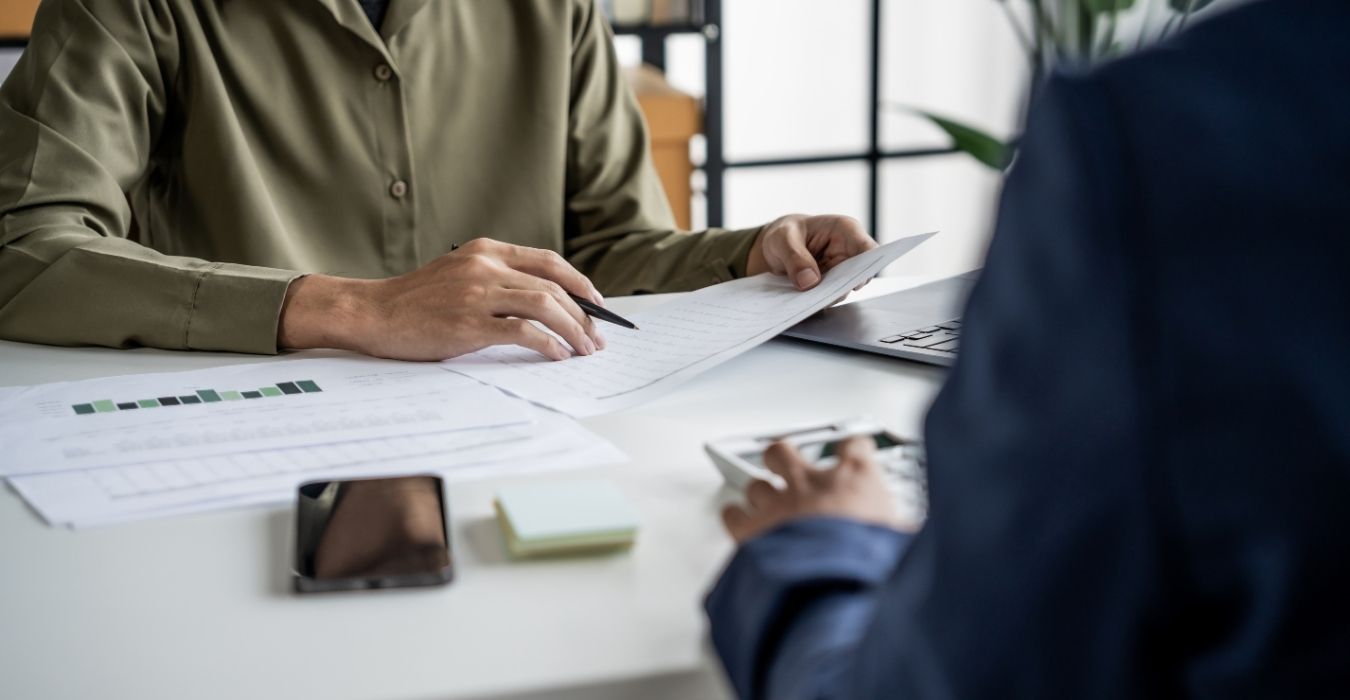 Un expert-comptable présente sa méthode de tarification à son client