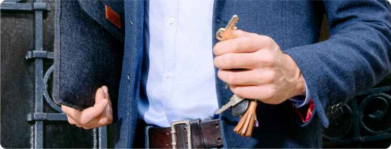 un gérant immobilier montre les clefs de son logement avec abattement