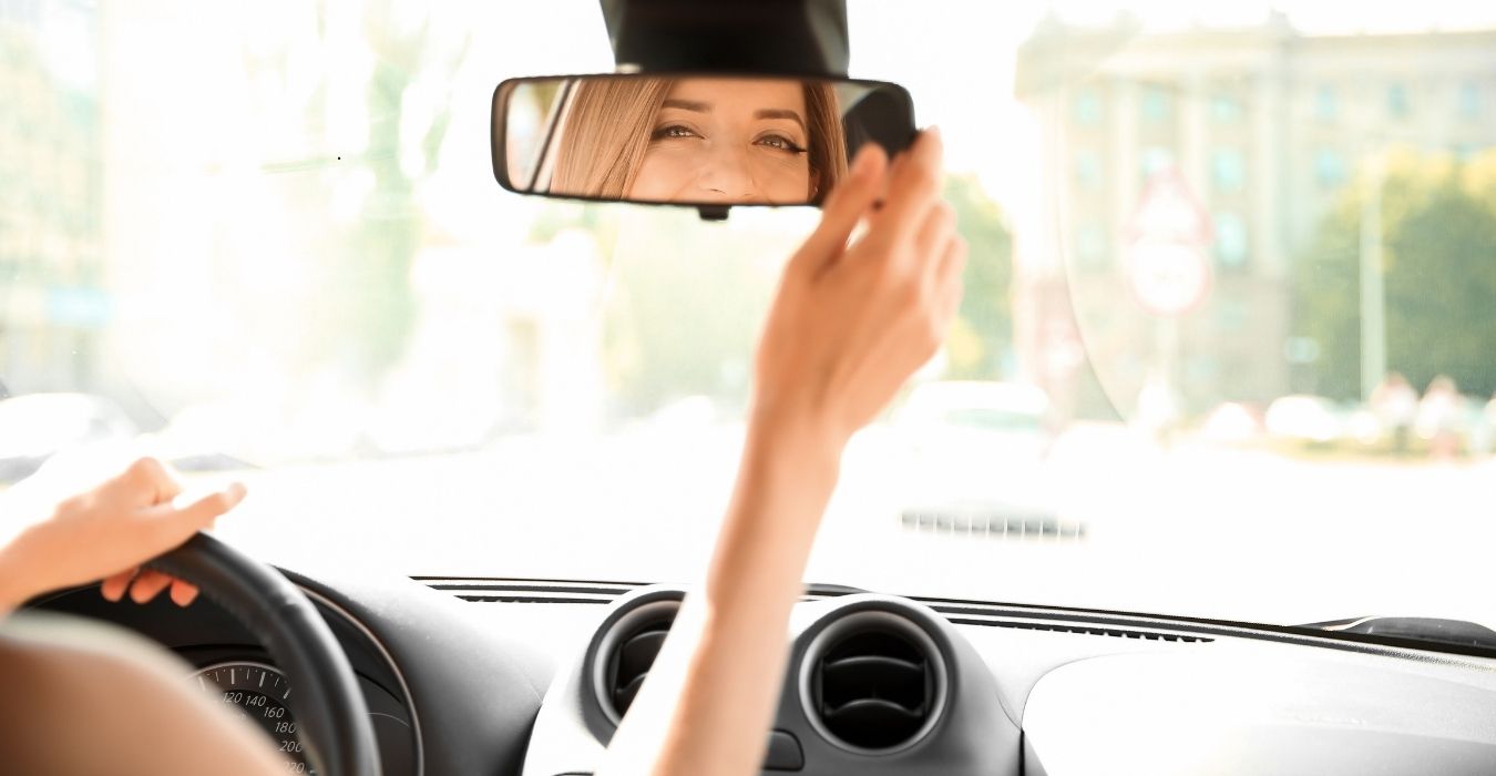 Une indépendante heureuse dans sa voiture de tourisme car elle a enfin compris l'amortissement excédentaire