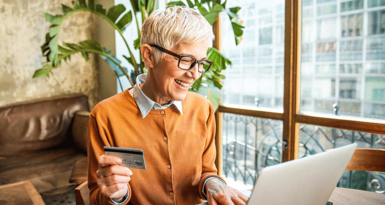femme âgée qui ouvre un compte chez une banque en ligne, ordinateur