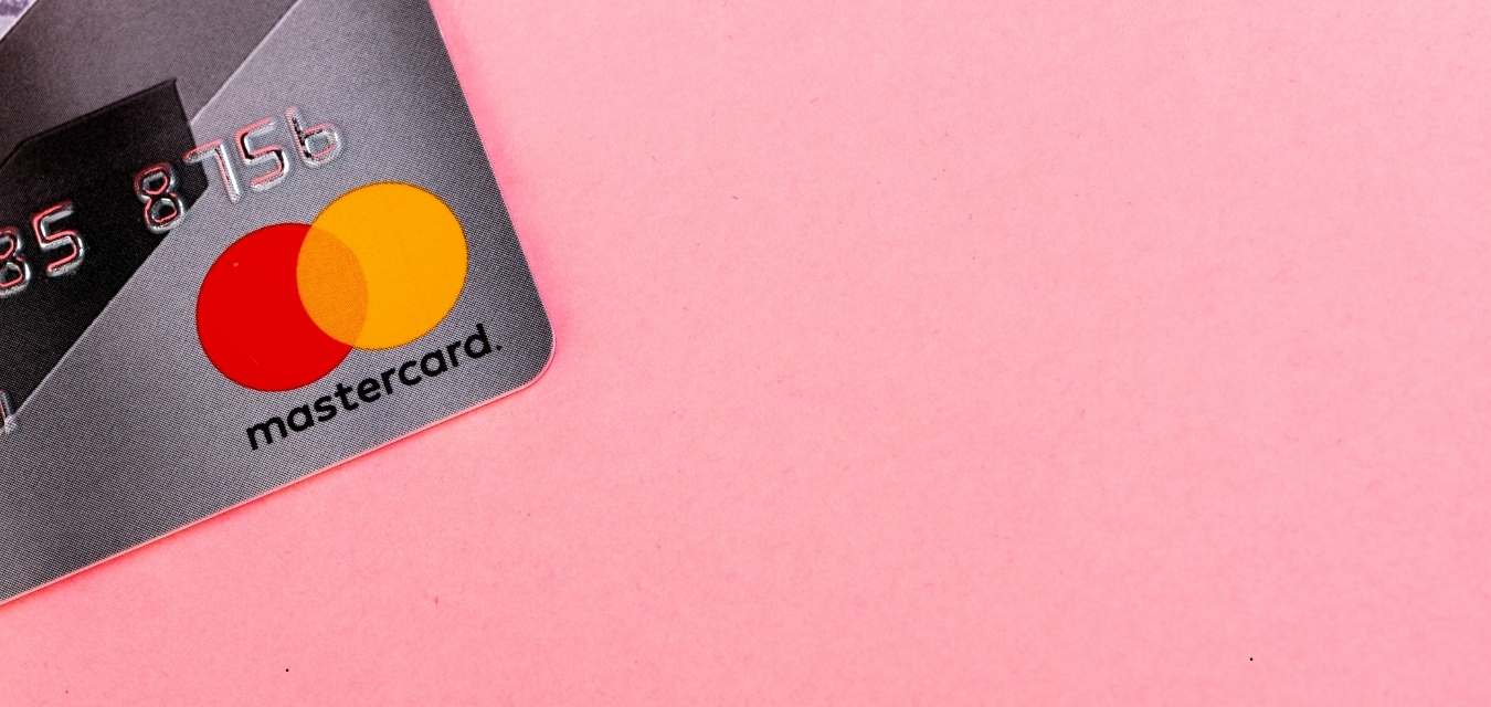 une carte bancaire physique Mastercard pour une startup