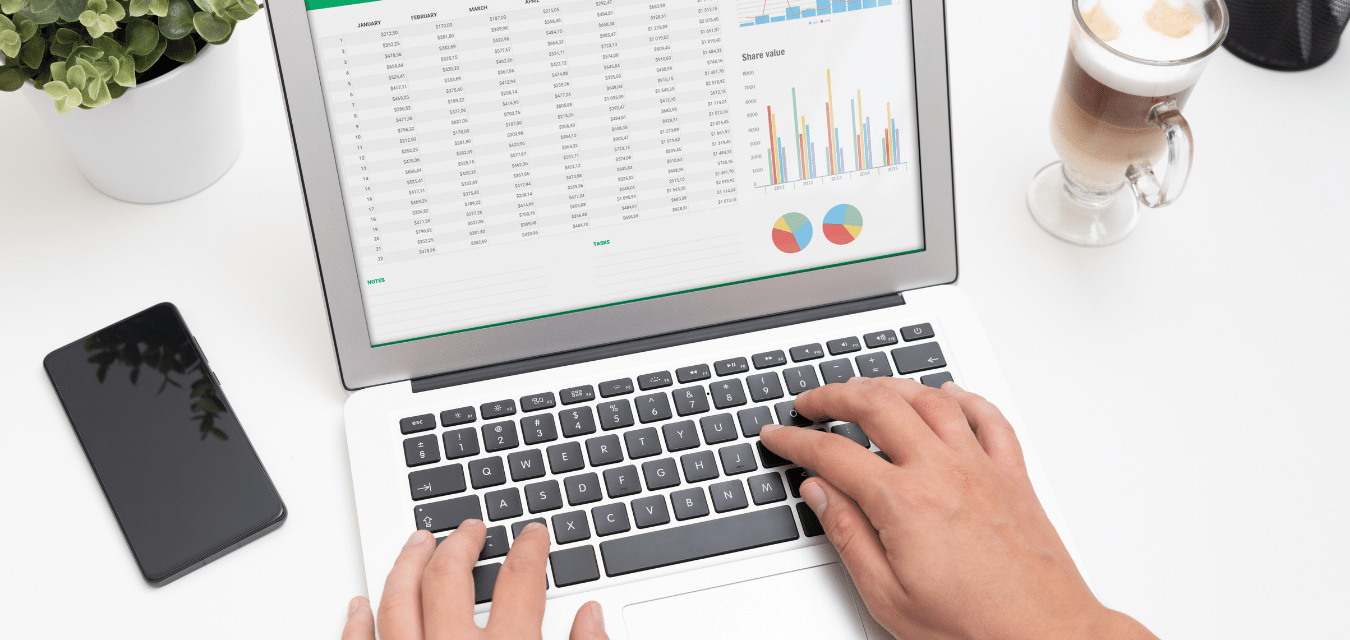 entrepreneur qui remplit ses obligations comptables sur Excel