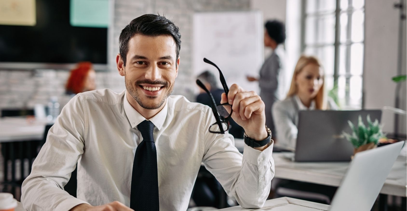 homme souriant s'occupant de la gestion d'entreprise