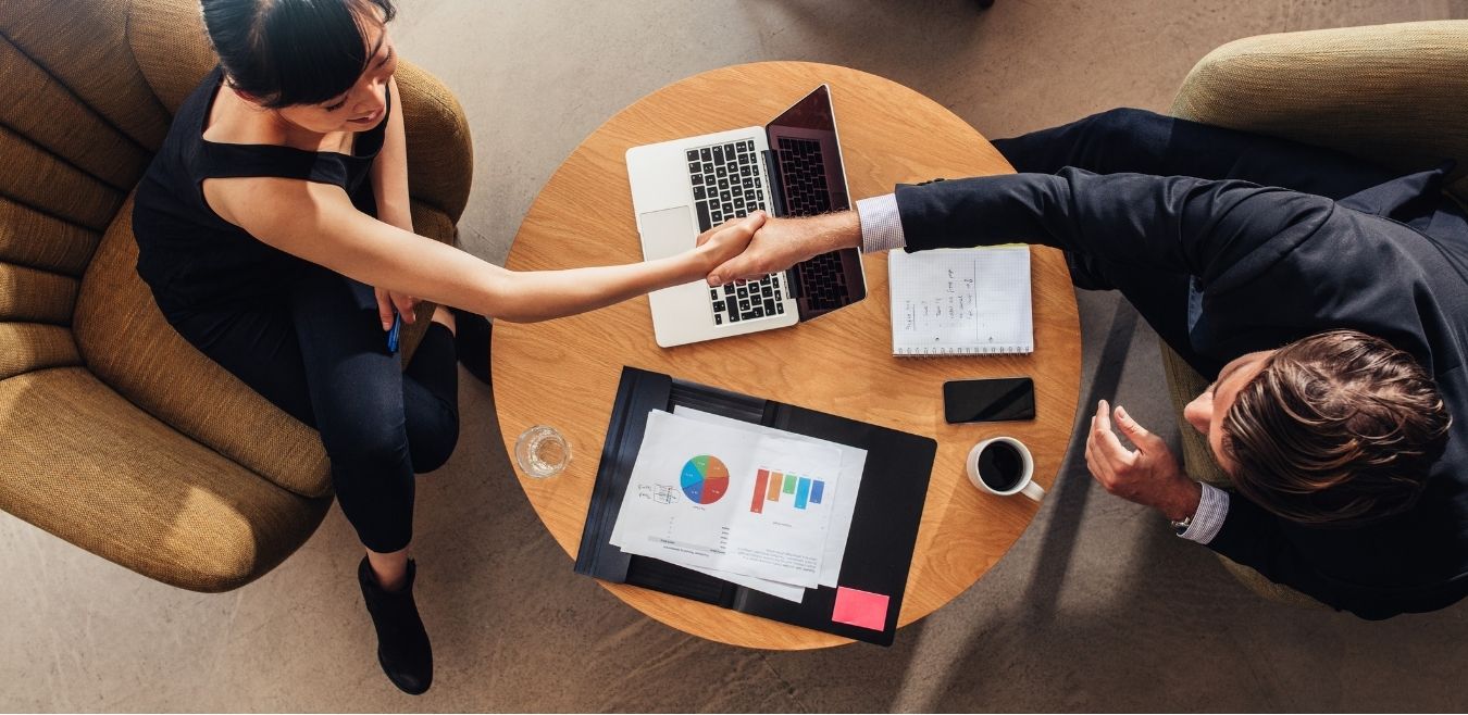 Deux dirigeants qui font une poignet de main suite à une fusion acquisition 