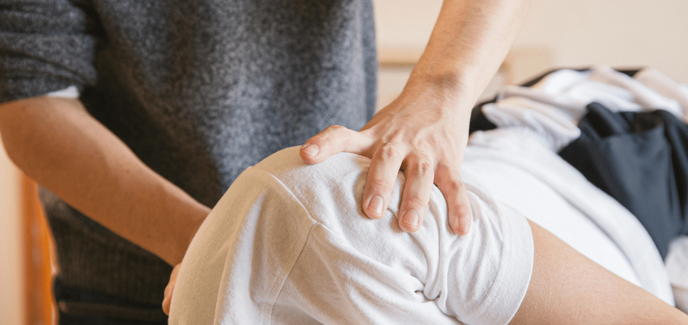 masseur-kinésithérapeute en train de manipuler un client