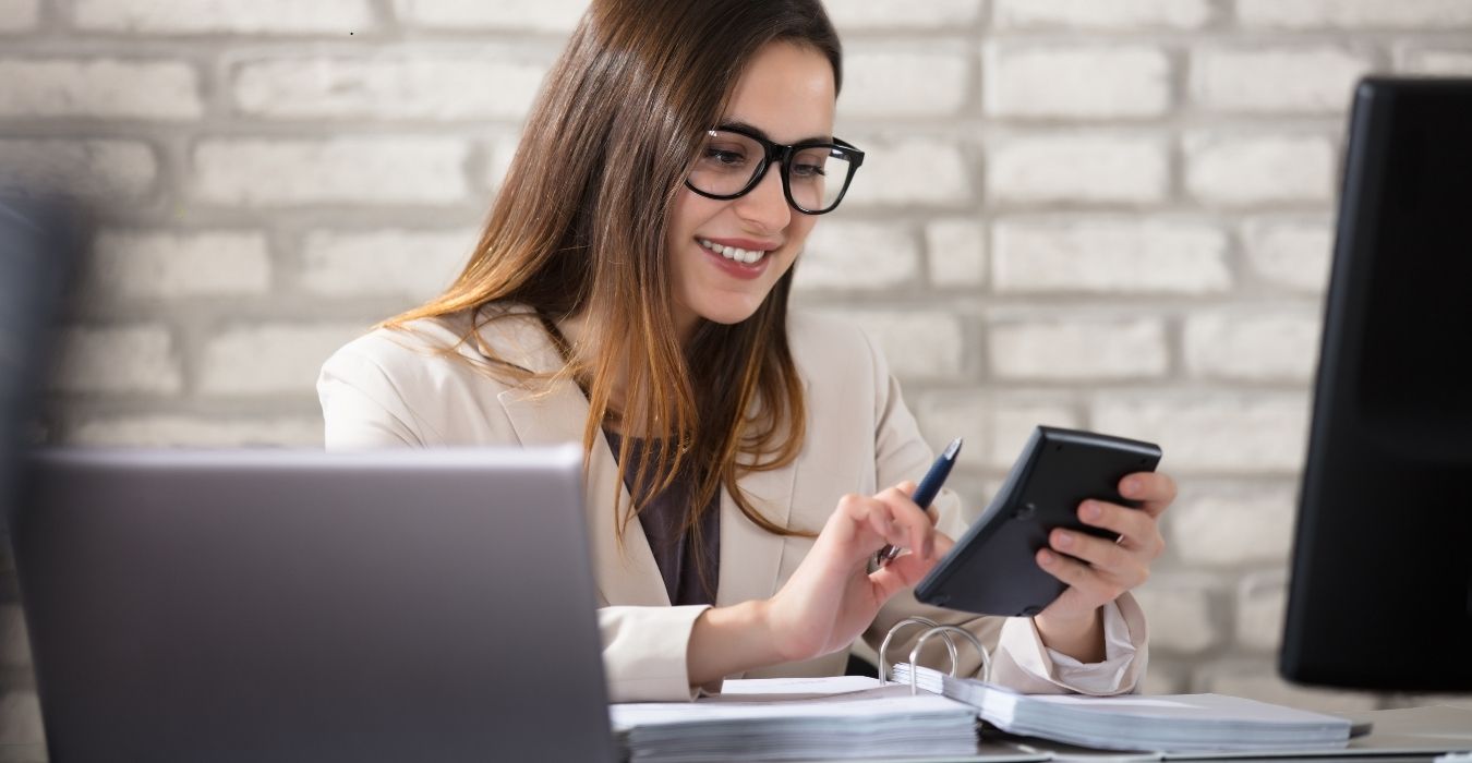 une experte comptable BNC échangeant avec son client 