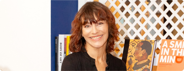 une femme commerçante souriante