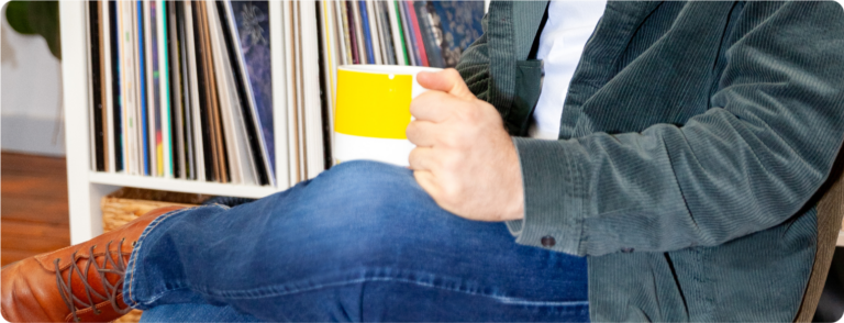 tasse d'un homme qui se questionne sur la comptabilité de sa SAS