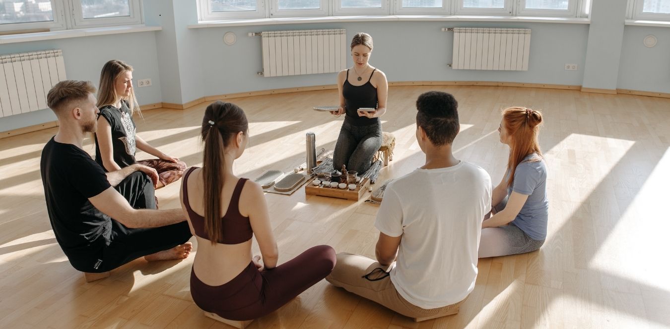 Un groupe en séance de sophrologie