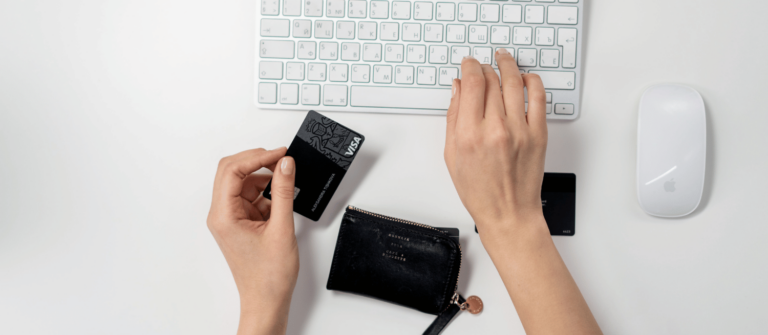 compte bancaire pro ou perso, carte visa vue du haut, auto-entrepreneur