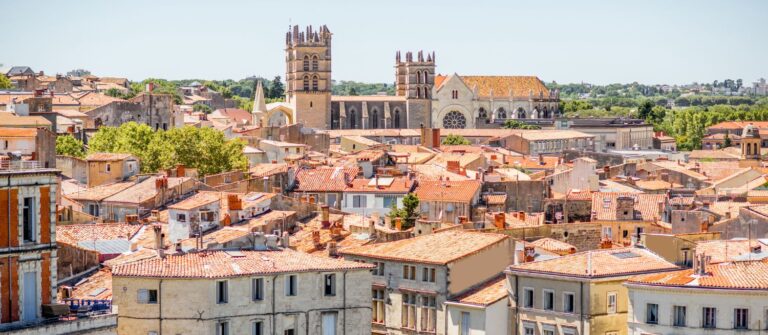 vue de la ville de Montpellier avec la Cathédrale Saint-Pierre dans laquelle de nombreuses entreprises sont créées