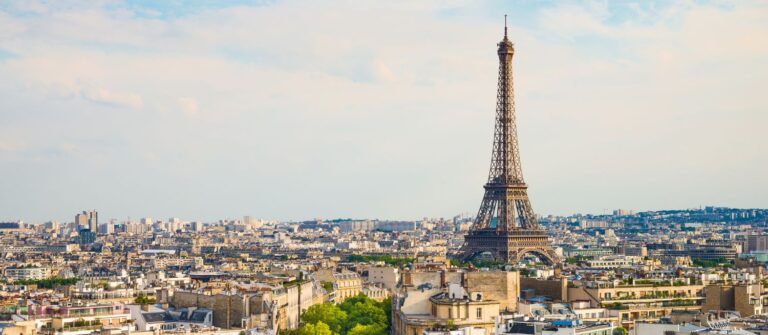 Vue panoramique avec la tour eiffel, la seine et les toits de Paris, observée par un parisien qui souhaite créer son entreprise