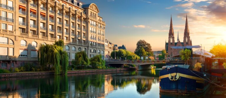 vue du rhin avec l'Église Saint-Paul de Strasbourg, ville idéale pour la création d'entreprise