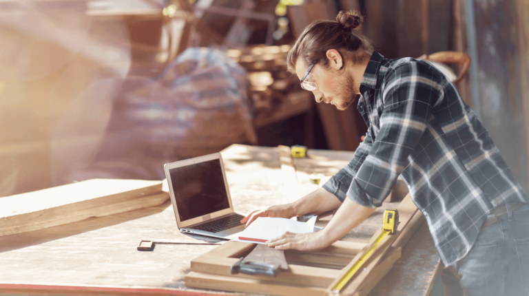 artisan du batiment sur son pc