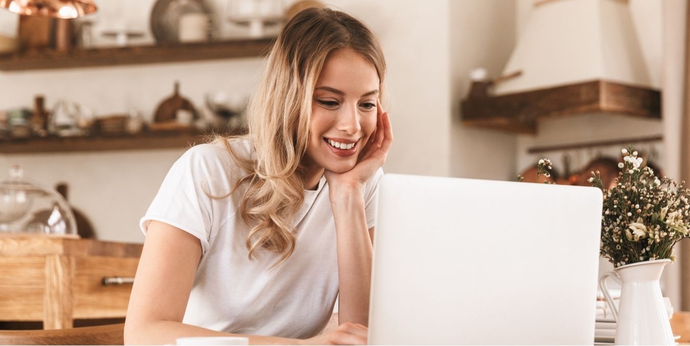 femme en train de créer sa sasu étape par étape directemetn en ligne avec son ordinateur