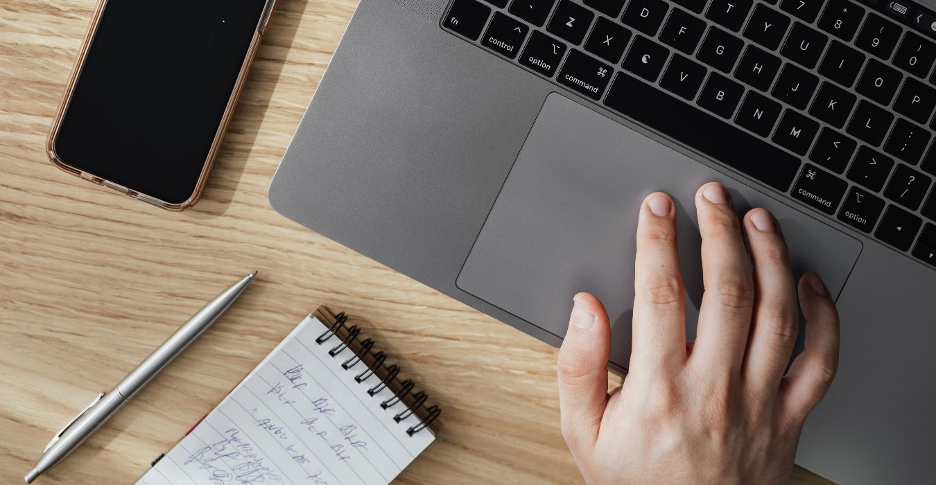 Un micro-entrepreneur qui dépasse les nouveaux seuils de chiffre d'affaires de 2026