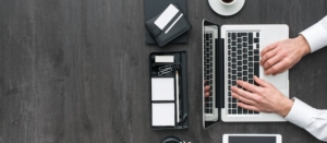 Dirigeant d'une entreprise individuelle téléchargeant son extrait K.