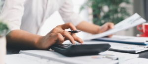 Dirigeant en train de calculer la hausse de la flat tax en 2026.