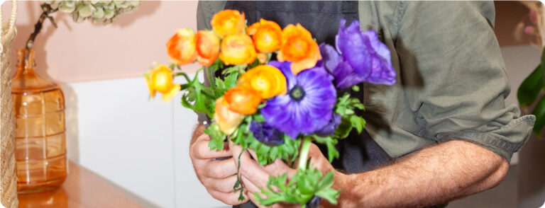 un fleuriste appliquant une empreinte bancaire