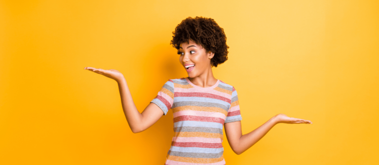 Avantages auto-entrepreneur, fiscal, comptabilité, femme qui pèse le pour et le contre