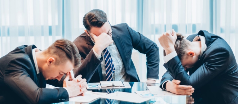 Dirigeants d'une entreprise étant en banqueroute.