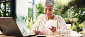 Dirigeante comparant le prix d'une fiche de paie chez des comptables